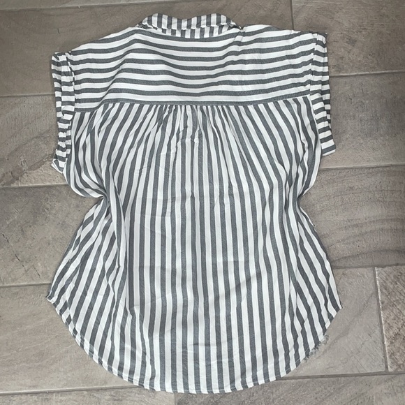 Mittoshop Women’s Flowy Short-Sleeve Button Down Blouse, Size L - Picture 2 of 7